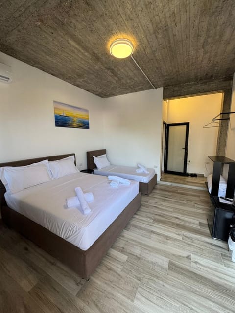 Bed, TV and multimedia, Photo of the whole room, Bedroom, towels