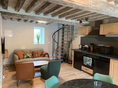 Coffee/tea facilities, Kitchen or kitchenette, Living room, Seating area, stove