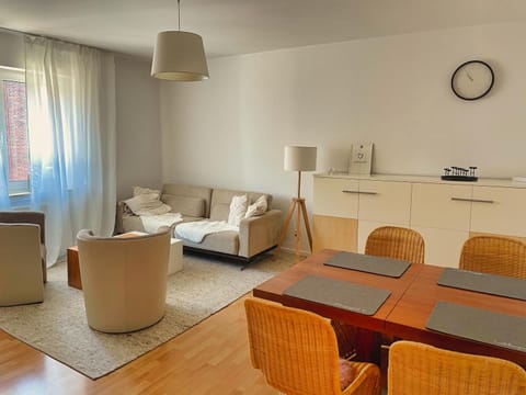 Bed, Living room, Seating area, Dining area, Food