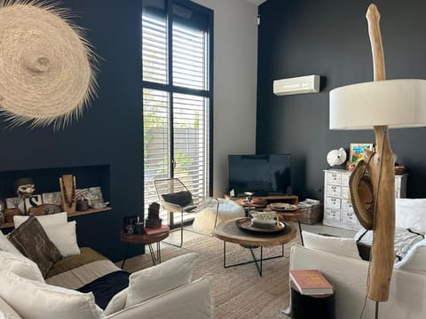 Communal lounge/ TV room, air conditioner