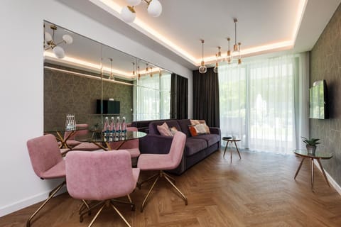 Communal lounge/ TV room, TV and multimedia, Living room, Seating area, Evening entertainment