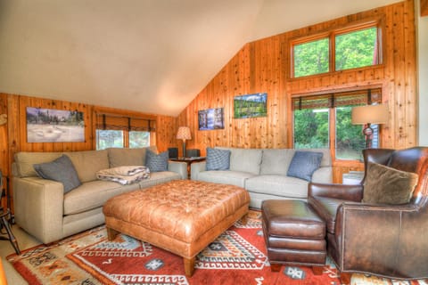 Stratton Mountain Condo with a Hot Tub! Sleeps 12! Apartment hotel in Winhall