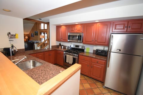 Stratton Mountain Condo with a Hot Tub! Sleeps 12! Apartment hotel in Winhall