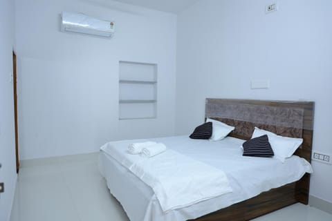 Bed, Photo of the whole room, Bedroom, towels, air conditioner