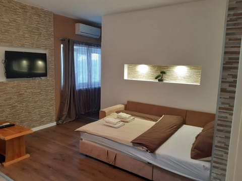 Bed, TV and multimedia, Photo of the whole room