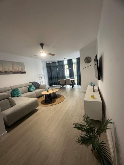 Communal lounge/ TV room, TV and multimedia, Living room, Seating area