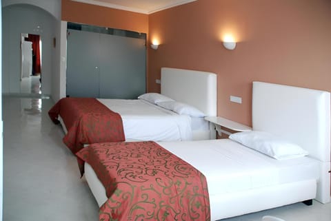 Shower, Toilet, Bed, Garden view
