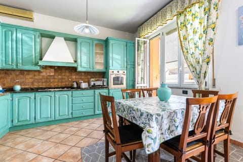 Kitchen or kitchenette, Dining area, pet friendly, stove