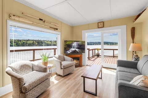 Charming Beach Cabin in Quartermaster Harbor Cabin in Vashon