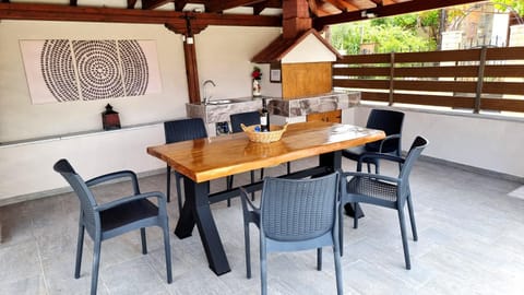 BBQ facilities, Dining area