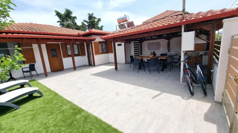 Dining area, Inner courtyard view