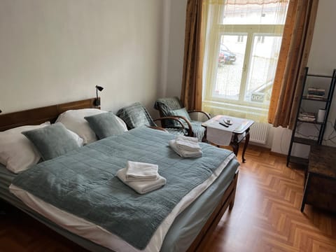 Bed, TV and multimedia, Bedroom, towels