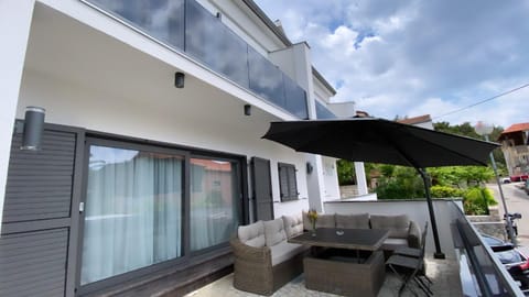 Facade/entrance, Balcony/Terrace