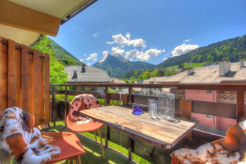 Natural landscape, View (from property/room), Balcony/Terrace, Dining area, Mountain view
