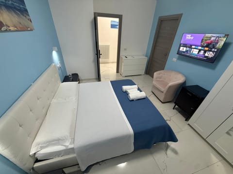 Bed, TV and multimedia, Photo of the whole room, Bedroom