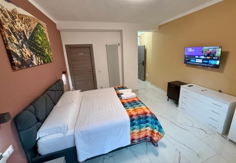 TV and multimedia, Photo of the whole room, Bedroom