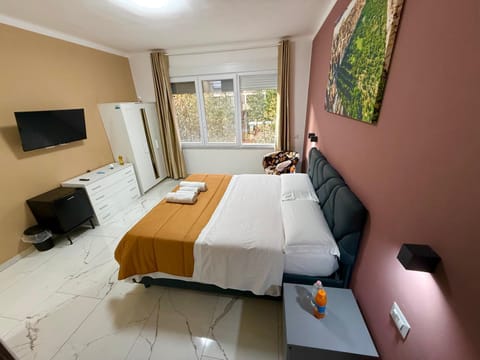 Bed, TV and multimedia, Bedroom, towels