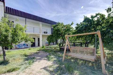 Property building, Communal lounge/ TV room, Spring, Day, Natural landscape, Garden, Garden view, Parking