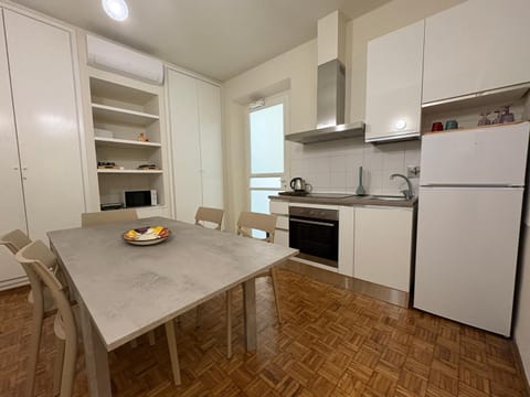 Kitchen or kitchenette, Dining area, oven, stove