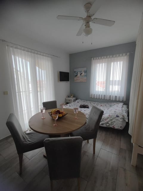Bed, TV and multimedia, Living room, Dining area, Bedroom