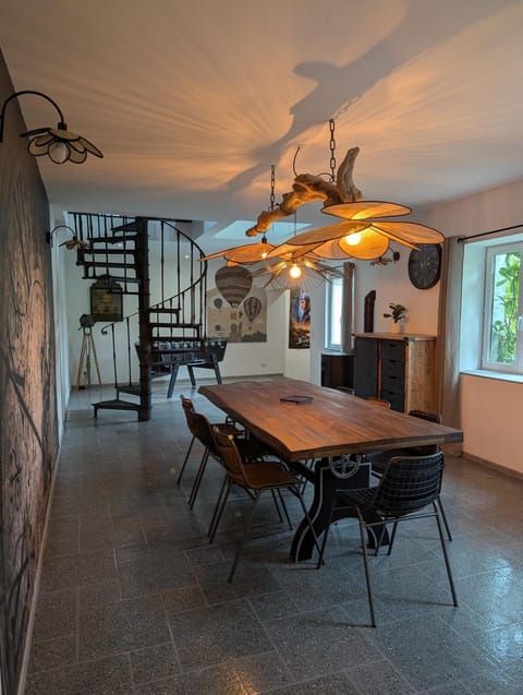 Dining area, fireplace