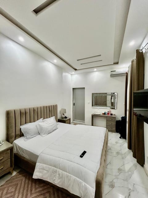 Bed, TV and multimedia, Bedroom, air conditioner