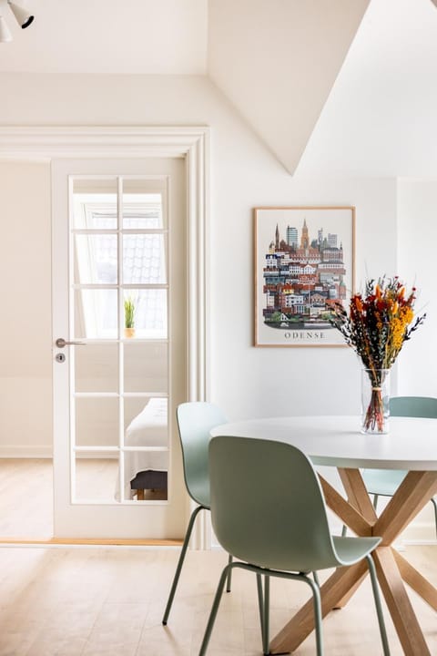 Seating area, Dining area