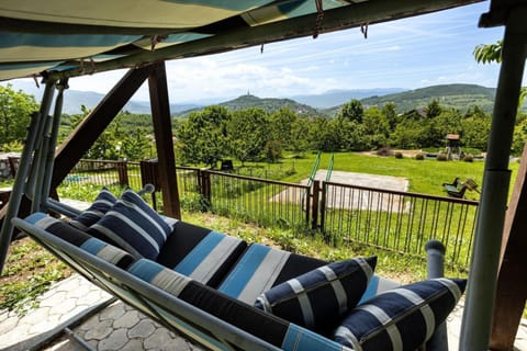 Spring, Day, Natural landscape, Garden, View (from property/room), Balcony/Terrace, Seating area, Garden view, Mountain view