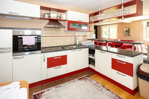 Kitchen or kitchenette, dishwasher, minibar, oven, stove