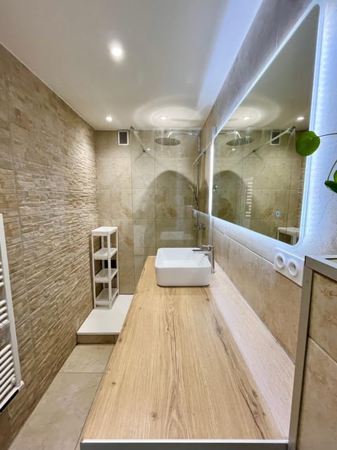 Shower, Bathroom, towels