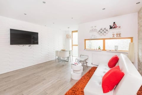 Communal lounge/ TV room, TV and multimedia, Living room, Seating area, Evening entertainment