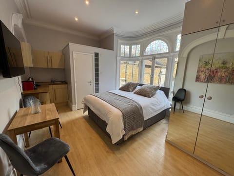 Bed, TV and multimedia, Living room, Photo of the whole room, Bedroom
