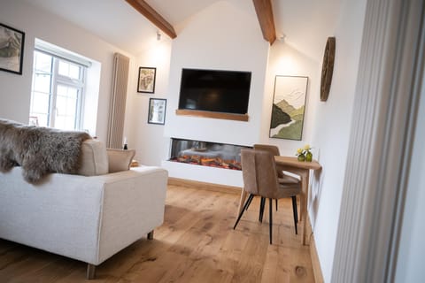 TV and multimedia, Living room, Seating area, Dining area, fireplace