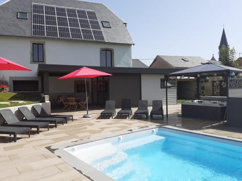 Patio, Swimming pool, sunbed