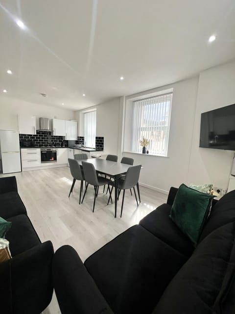 TV and multimedia, Kitchen or kitchenette, Living room, Seating area, Dining area