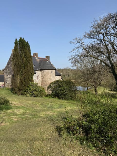 Property building, Spring, Day, Natural landscape, Garden, Garden, Garden view, Garden view, Lake view, Landmark view, Parking