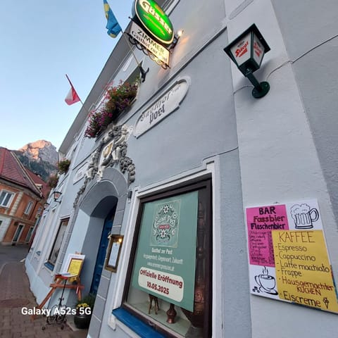 Restaurant/places to eat, Lounge or bar