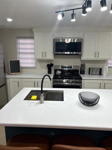 Coffee/tea facilities, Kitchen or kitchenette, oven, stove, toaster