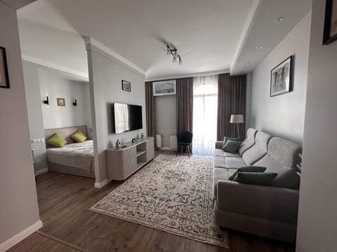 Communal lounge/ TV room, Bed, TV and multimedia, Living room, Seating area, Evening entertainment