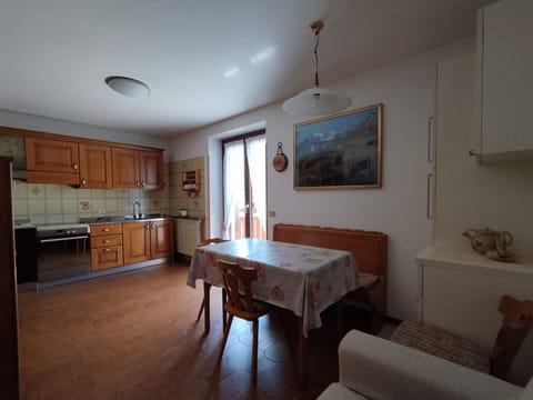 Kitchen or kitchenette, Dining area, stove