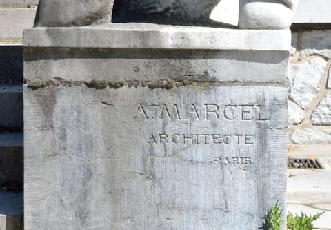 Day, Logo/Certificate/Sign, Text overlay, Landmark view