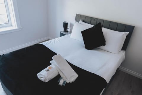 Stylish 3BR Home near Hampden No 29 with Free Parking Apartment in Glasgow