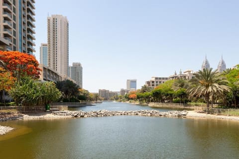 Stunning, large 2BD full golf-course and lake view Apartment in Dubai