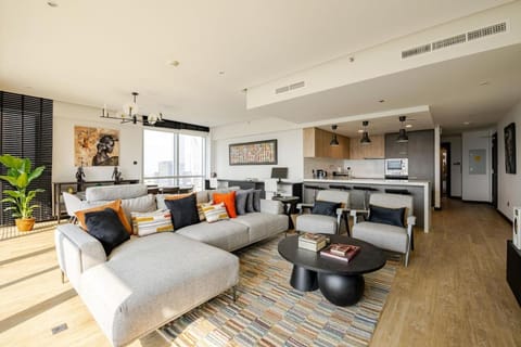 Stunning, large 2BD full golf-course and lake view Apartment in Dubai