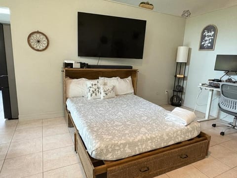 Heated Pool with Lanai- 10min from Beach- Lots of amenities House in Palm Coast