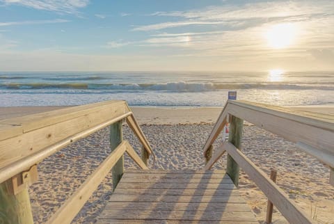 Heated Pool with Lanai- 10min from Beach- Lots of amenities House in Palm Coast