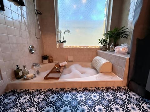 Heated Pool with Lanai- 10min from Beach- Lots of amenities House in Palm Coast