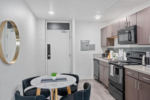 Modern Stay Comfort-Free Parking Apartment in Cincinnati