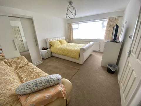 Bed, TV and multimedia, Photo of the whole room, Bedroom