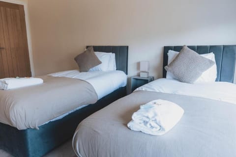 Stylish 3BR Home near Hampden No 264 with Free Parking Apartment in Glasgow